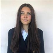 Ragazza con certificato di inglese B2 da lezioni di lingua inglese